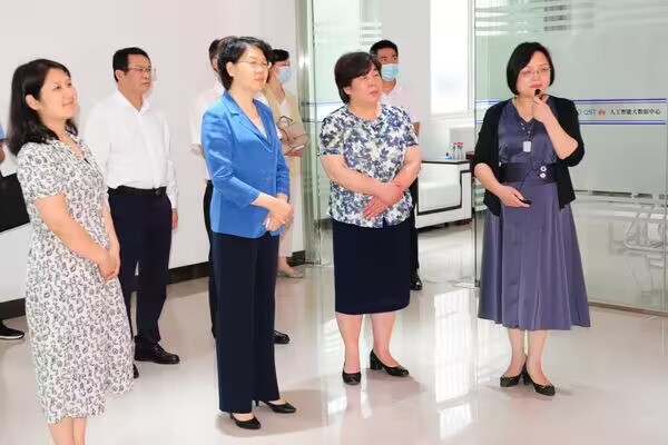 原省政府副省长肖菊华来公司参观...